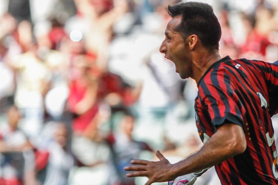 Zagueiro Vilches vai desfalcar o Atlético na partida contra o Internacional devido a uma lesão na coxa. | Daniel Castellano/Gazeta do Povo
