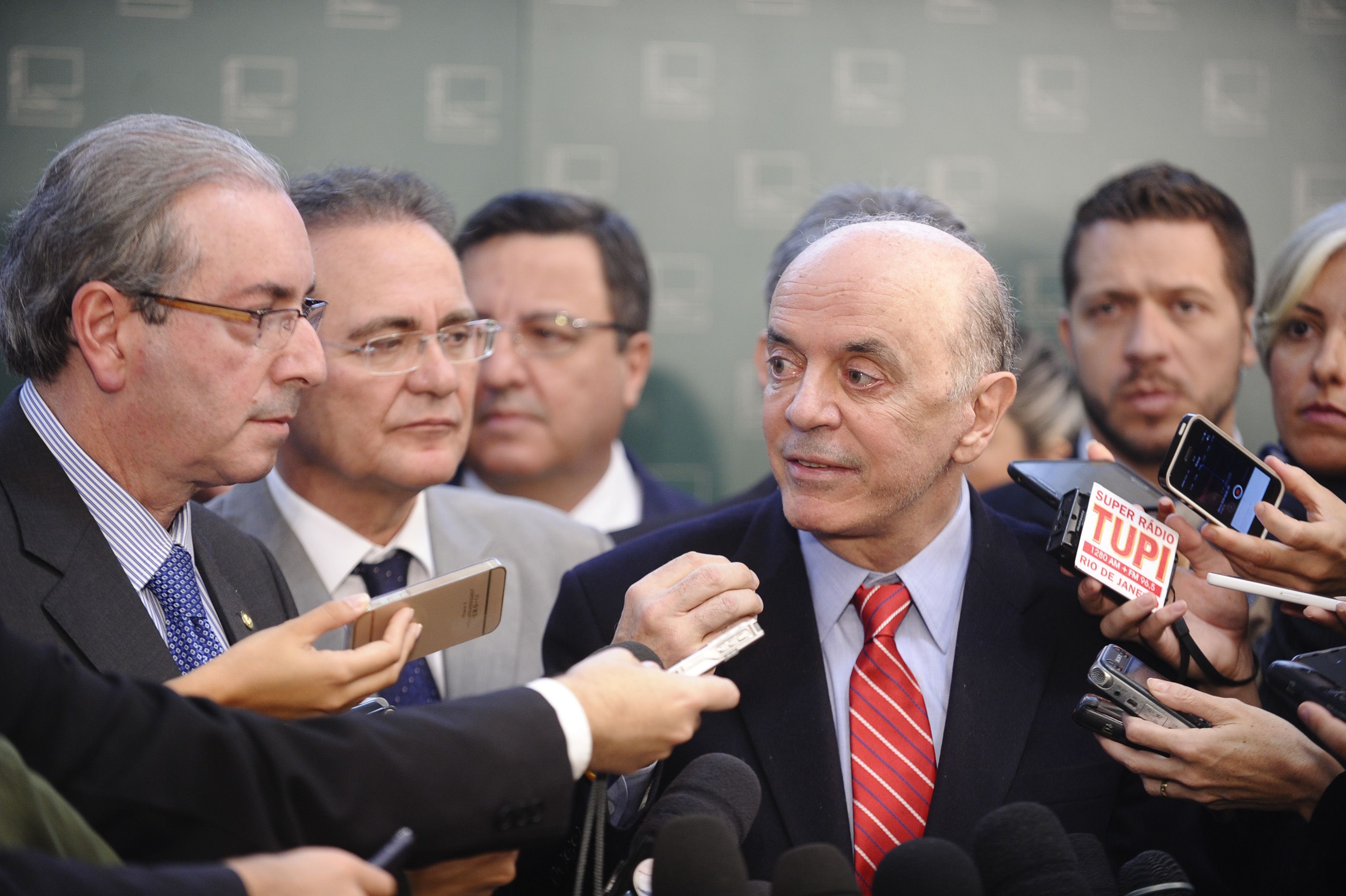 José Serra (centro): intensificando a pressão sobre o governo federal. | Marcos Oliveira
/Agência Senado