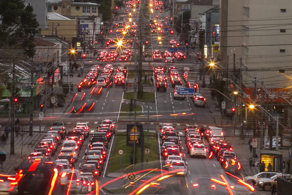 Licenciamento anual para veículos emplacados no Paraná começa a ser cobrado em agosto e segue até novembro de 2015 | Marcelo Andrade/Gazeta do Povo