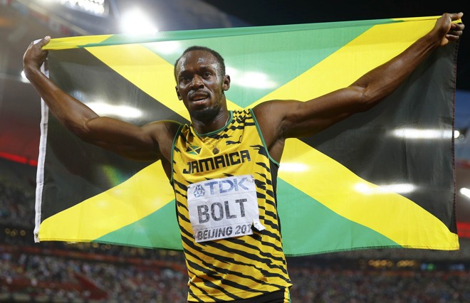 Usain Bolt com com a bandeira da Jamaica: herói nacional. | KAI PFAFFENBACH/REUTERS