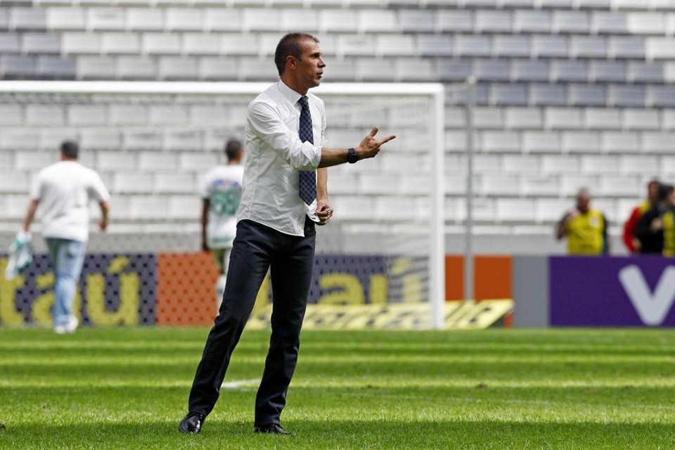 Técnico Milton Mendes deverá ter todo o elenco disponível para o confronto com o Flamengo, na quarta-feira (12). | Antônio More/Gazeta do Povo