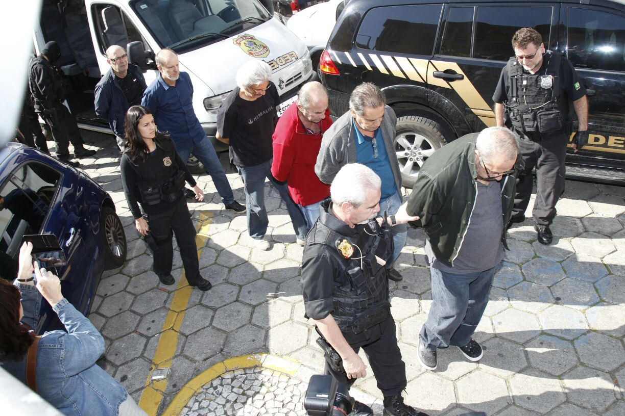 Presos na nova fase da Lava Jato chegam ao IML para passar por exame de corpo de delito. | Aniele Nascimento
/Gazeta do Povo