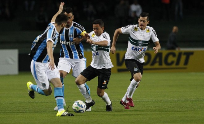 Escalado no meio de campo, o lateral coxa-branca Juan tenta lance contra a defesa do Grêmio. | Daniel Castellano/Gazeta do Povo