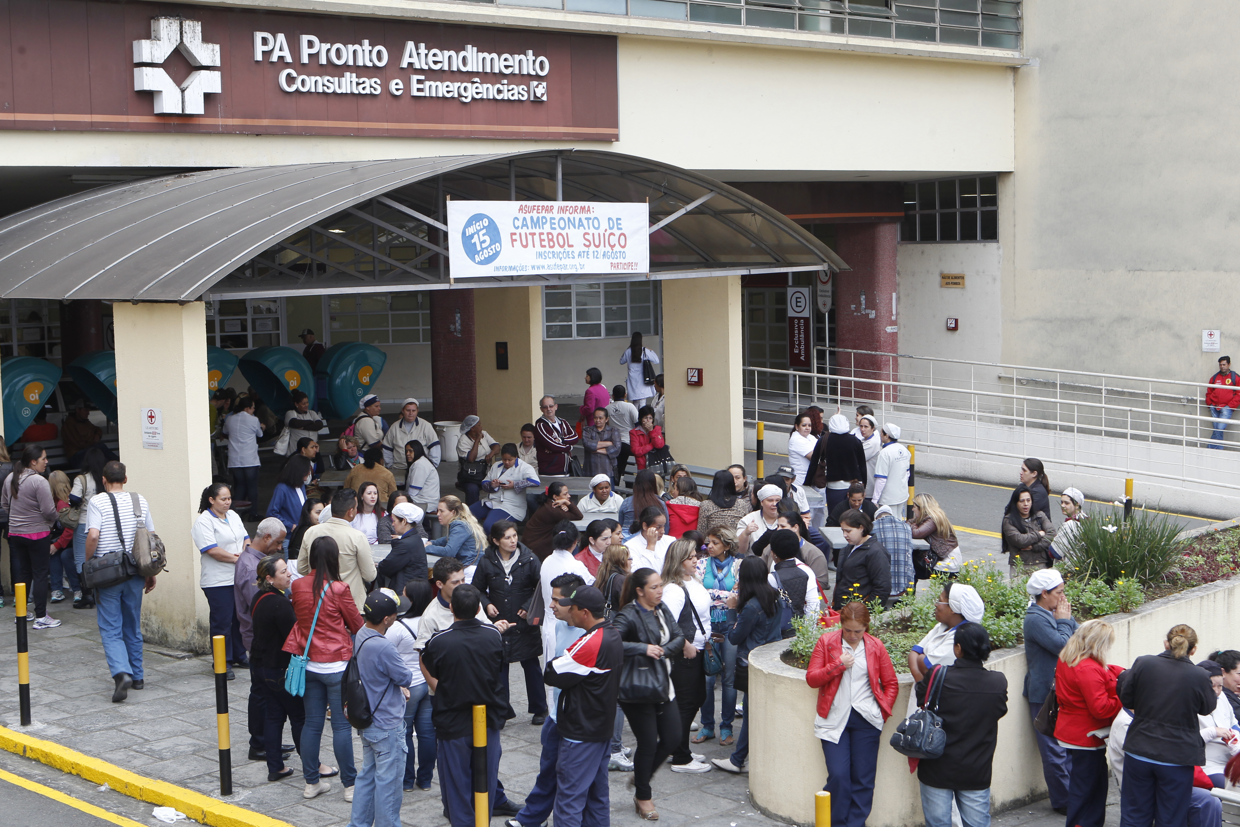 Funcionários da terceirizada Hamirisi se reuniram em frente à entreda do Pronto Atendimento do HC nestaa segunda-feira (10) | Aniele Nascimento/Gazeta do Povo