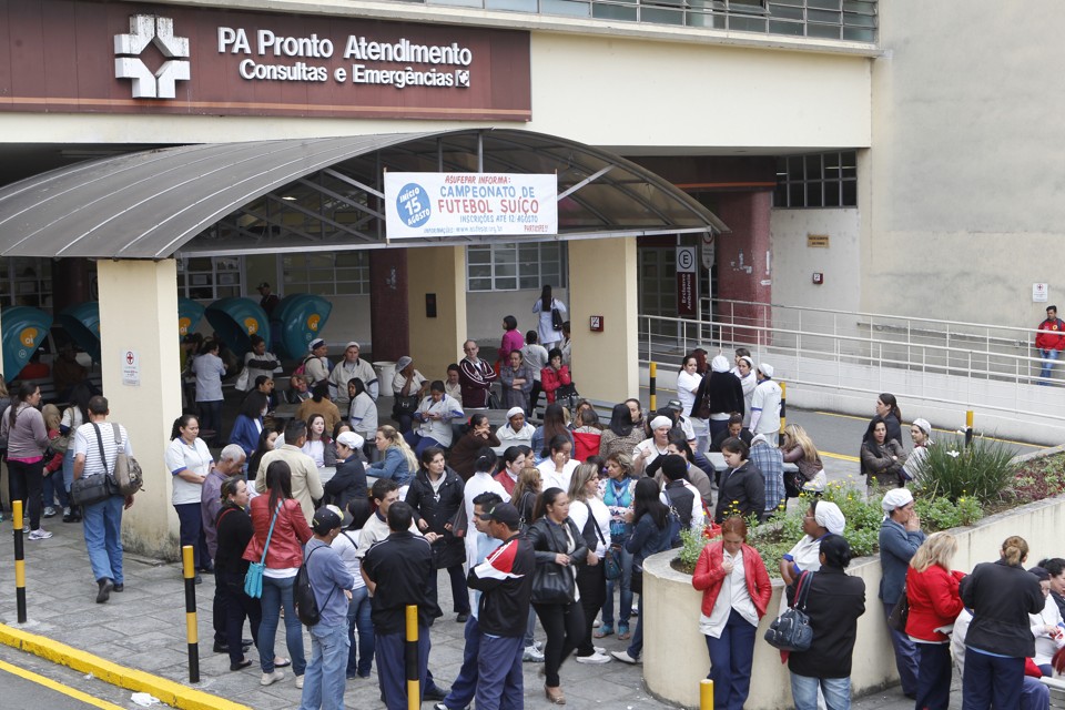 Funcionários da terceirizada Hamirisi se reuniram em frente à entreda do Pronto Atendimento do HC nestaa segunda-feira (10) | Aniele Nascimento/Gazeta do Povo