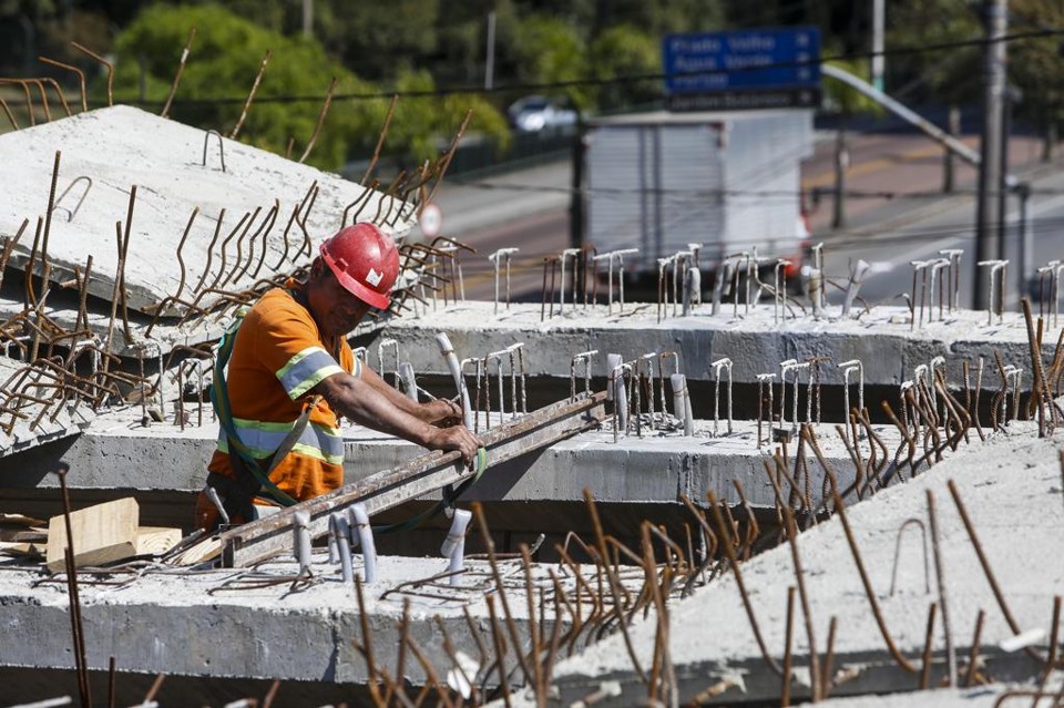 Os problemas atingem tanto negócios privados envolvendo compra e produção de mercadorias como obras de infraestrutura dos governos federal, estadual e municipal | Henry Milléo/Gazeta do Povo