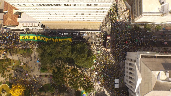 O bandeirão de apoio à Operação Lava Jato foi um dos destaques do protesto em Curitiba. | Robert Leh/Gazeta do Povo/ Monarca Imagens