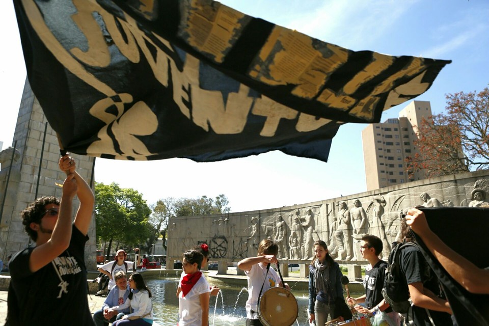 Manifestantes reunidos na Praça 19 de dezembro, na manhã deste sábado (29/8). | Marcelo Andrade/Gazeta do Povo