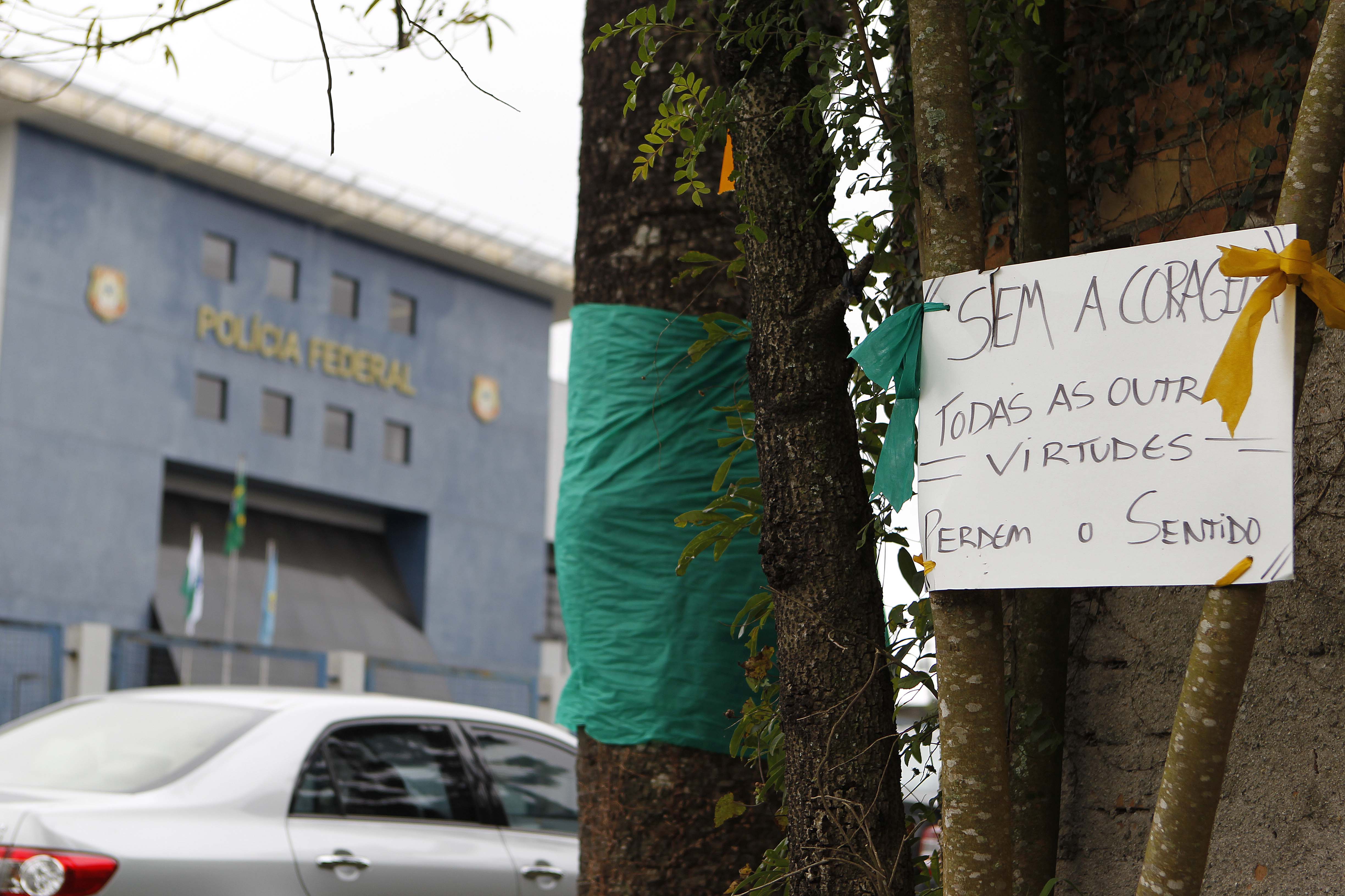 Sede da Polícia Federal em Curitiba: cartazes de apoio à Operação Lava Jato. | Jonathan Campos/Gazeta do Povo