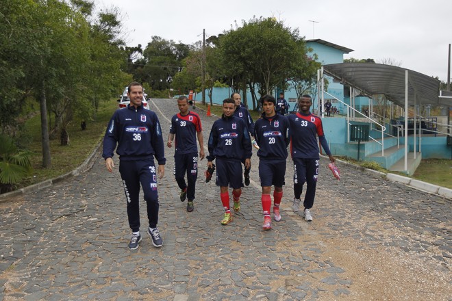 Jogadores deixam o alojamento para começar a atividade matinal . | Jonathan Campos/Gazeta do Povo