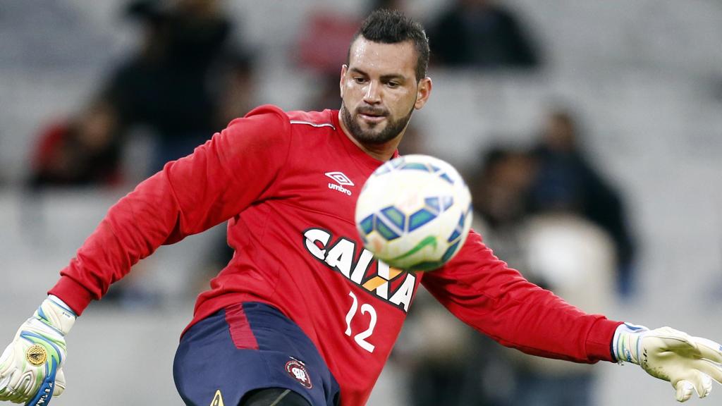 Goleiro Weverton cobra atenção do Atlético na partid com o Joinville. | Albari Rosa/Gazeta do Povo
