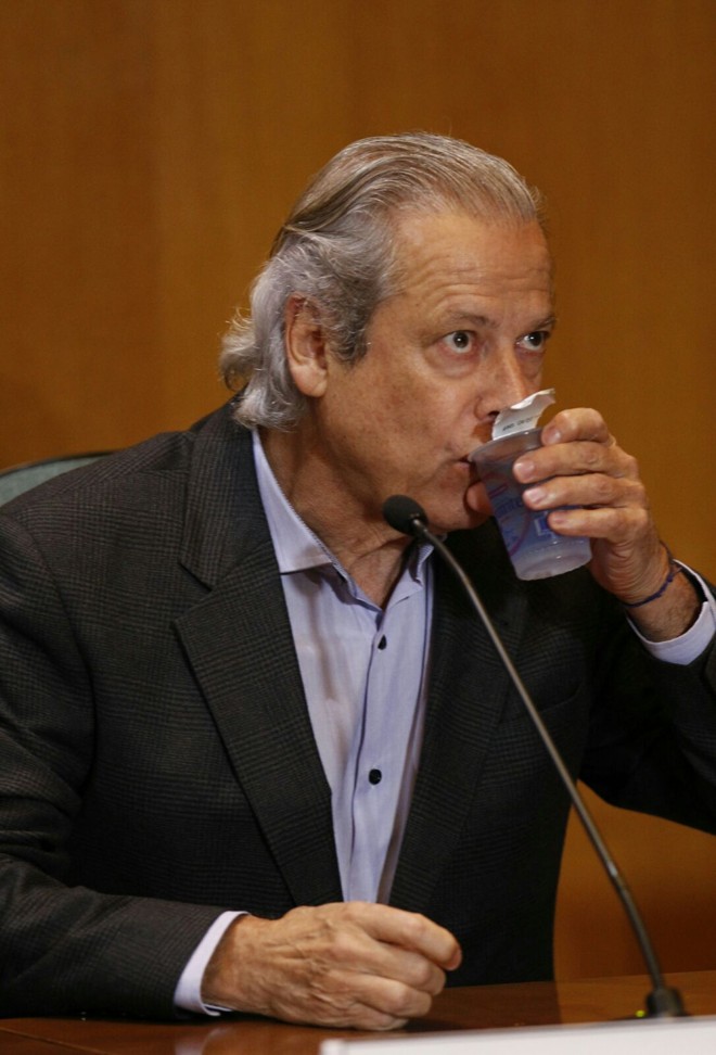 Poucas palavras e muita água: ex-ministro José Dirceu. | Aniele Nascimento/Gazeta do Povo