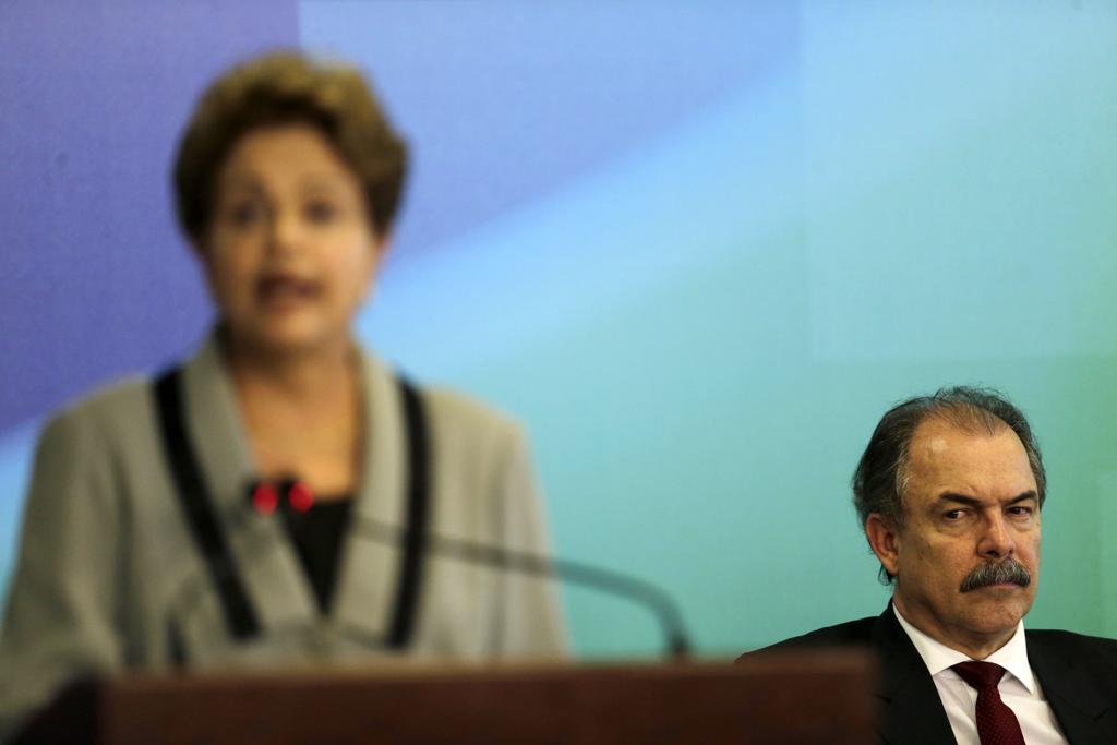 Dilma com o ministro Mercadante. | UESLEI MARCELINO/REUTERS