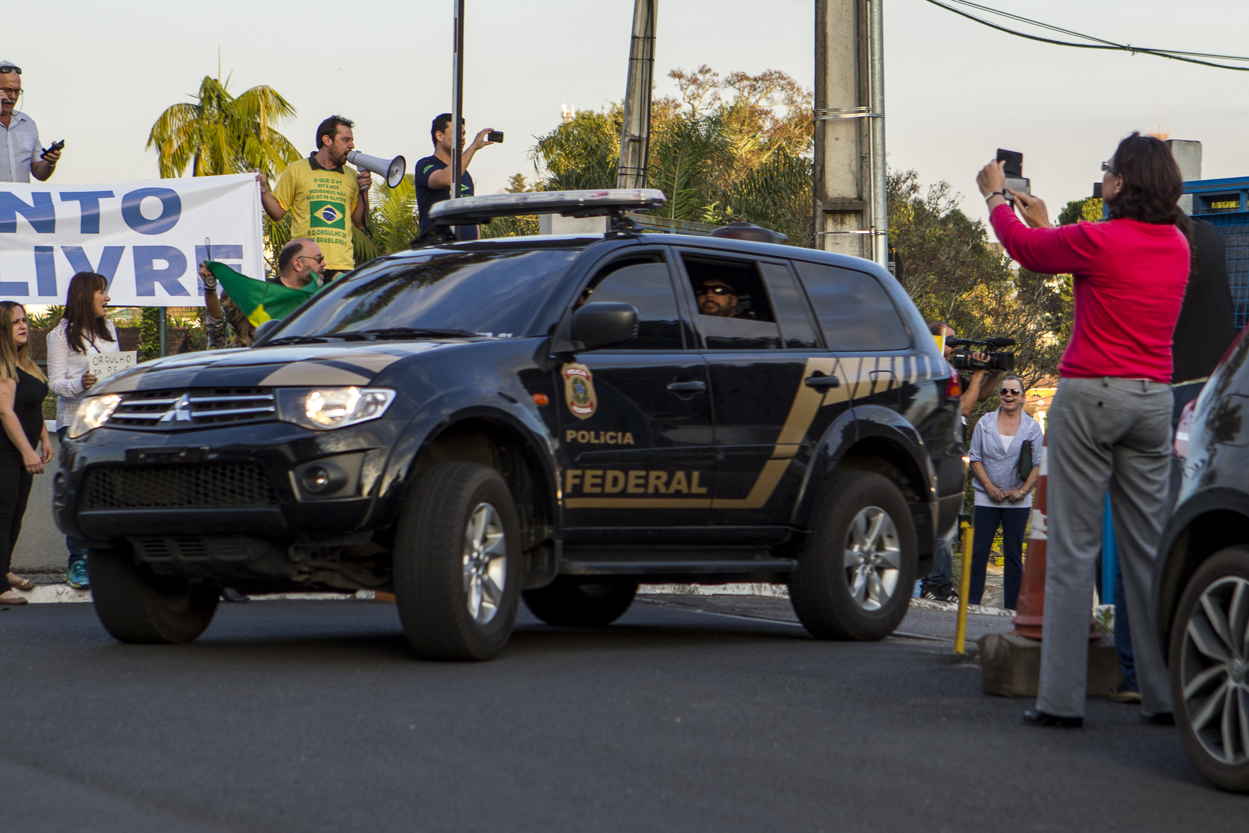 Protesto em Curitiba durante a chegada de José Dirceu à sede da Polícia federal. | Marcelo Andrade/Gazeta do Povo