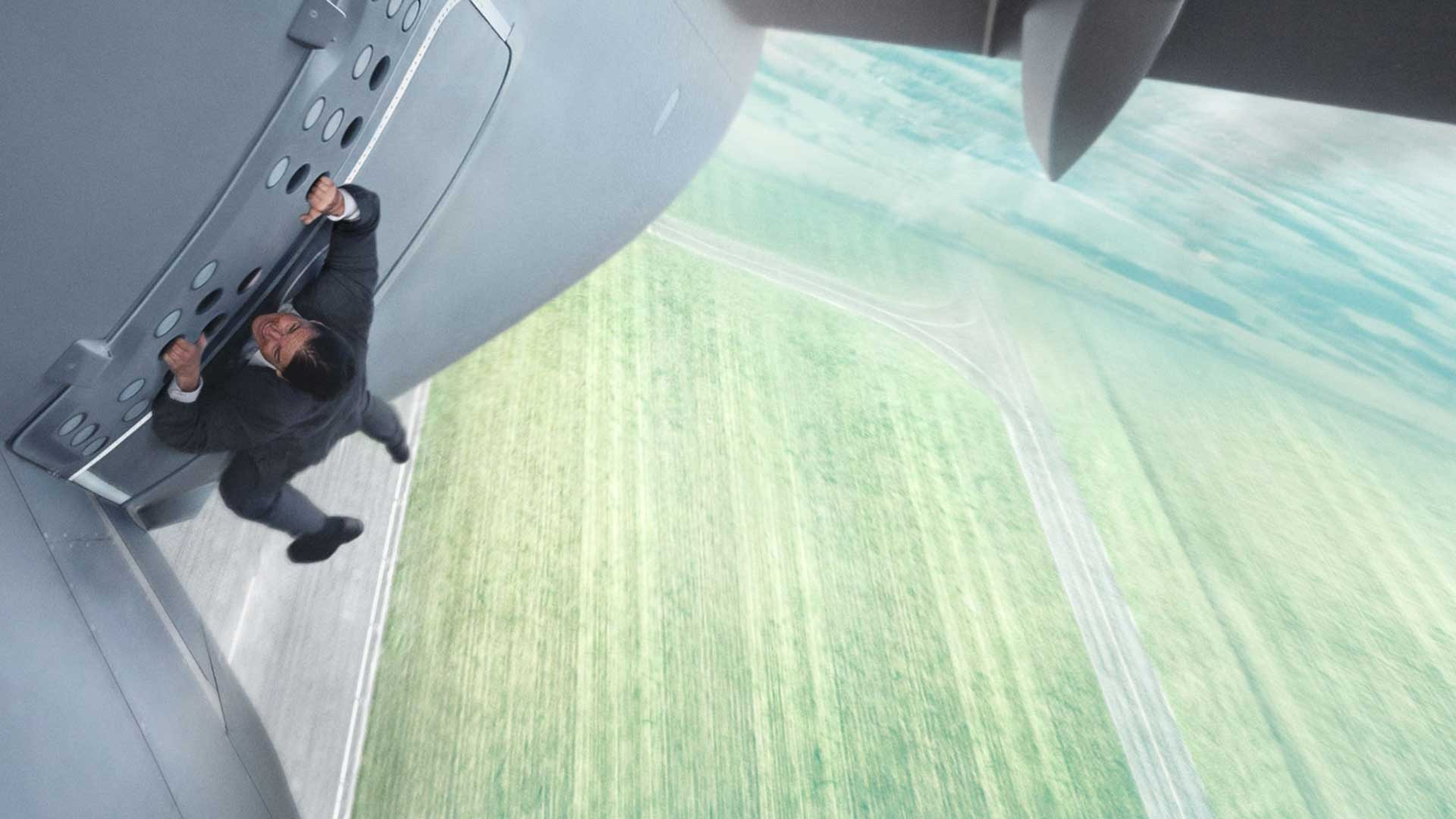 Tom Cruise numa das cenas mais comentadas de “Missão: Impossível – Nação Secreta”, o quinto episódio da cinessérie estrelada pelo agente Ethan Hunt. | Divulgação