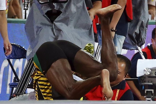 O atleta da Jamaica acabou todo torto no chão, mas sem ter se machucado de maneira mais grave. | LUCY NICHOLSON/REUTERS