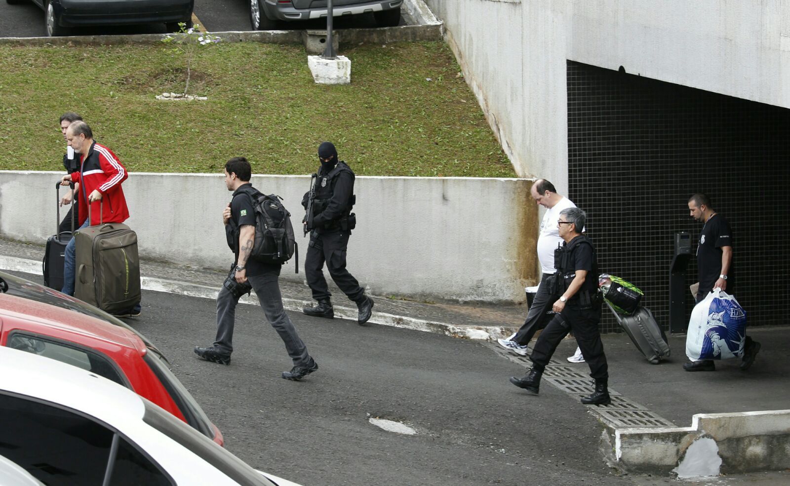 Celso Araripe (de vermelho) e Jorge Zelada deixam a sede da PF rumo ao Complexo Médico Penal. | Aniele Nascimento/Gazeta do Povo