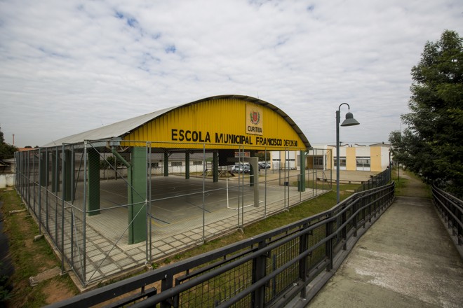 Quadra coberta da Escola Municipal Francisco Derosso. | Brunno Covello/Gazeta do Povo