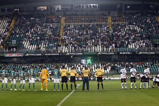 Árbitros protestam contra veto da presidente Dilma Rousseff a item da MP do Futebol que garantia direito de arena aos apitadores: a placa indica o 0,5% do valor recebido pelos clubes pela transmissão da tevê que seria encaminhado para a classe. | Albari Rosa/Gazeta do Povo