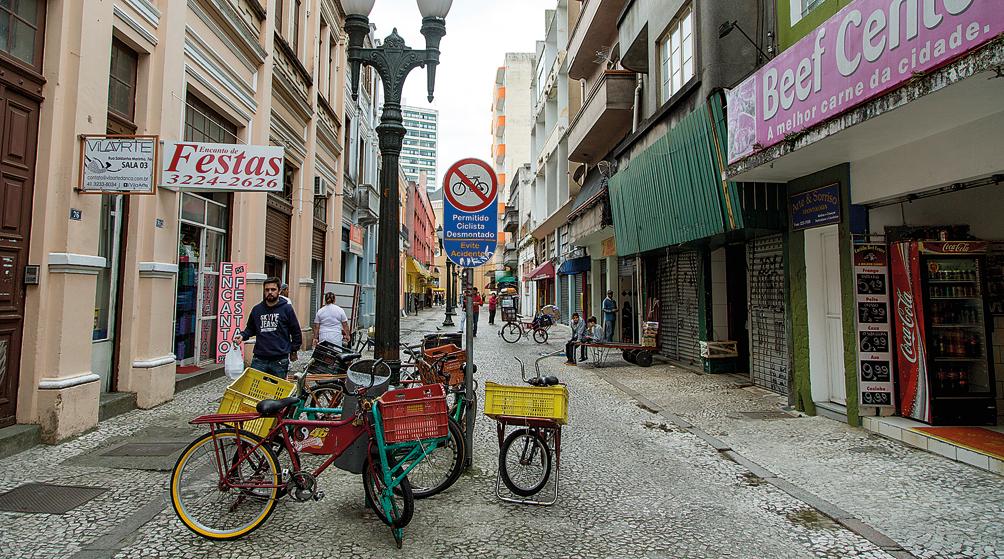 Início da Rua Saldanha Marinho, no Centro, atrás da Catedral: trecho reúne estabelecimentos e imóveis antigos que contam uma parte da história de Curitiba. | Henry Milleo/Gazeta do Povo