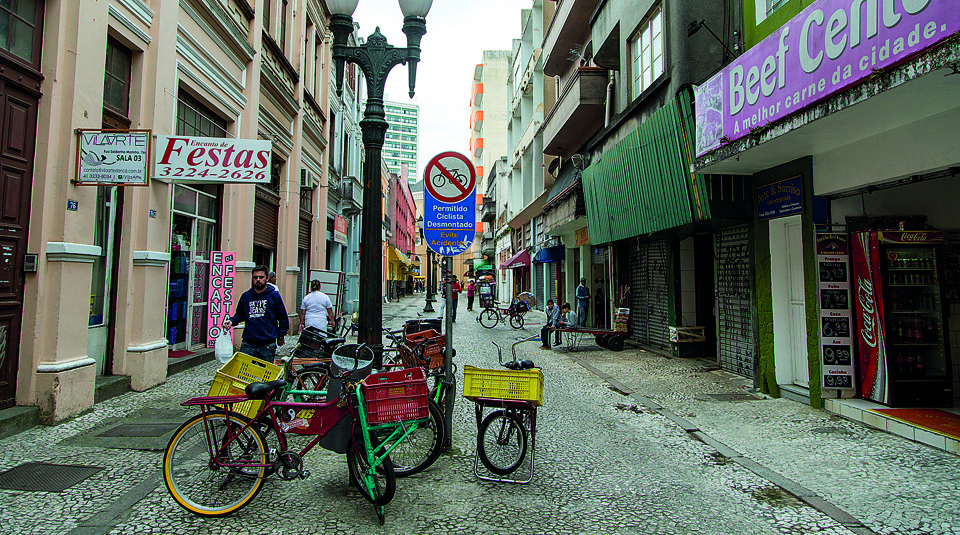 Início da Rua Saldanha Marinho, no Centro, atrás da Catedral: trecho reúne estabelecimentos e imóveis antigos que contam uma parte da história de Curitiba. | Henry Milleo/Gazeta do Povo