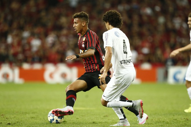 Cryzan, do Atlético, tenta se livrar da marcação do lateral Victor Ferraz, do Santos. | Hugo Harada/Gazeta do Povo