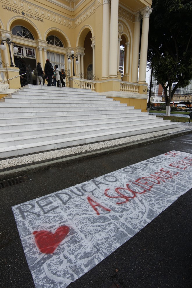Faixa em frente ao prédio histórico da Câmara pede a redução do salário dos vereadores. | Aniele Nascimento/Gazeta do Povo