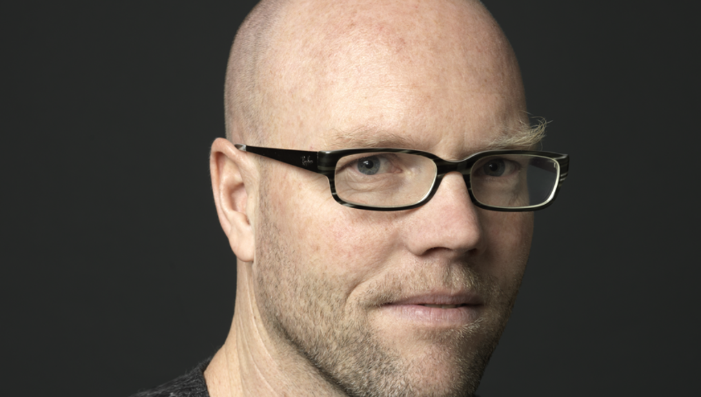 “No Mar” é o livro de estreia do jornalista Toine Heijmans, sobre um homem que não consegue escapar da falta de sentido no mundo. | Annaleen-Louwes/Divulgação