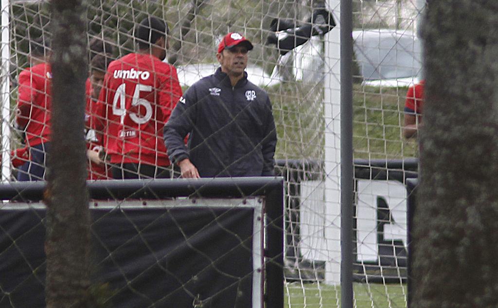 Milton Mendes durante o último treino do Atlético antes da estreia na Sul-Americana. | Jonathan Campos/Gazeta do Povo