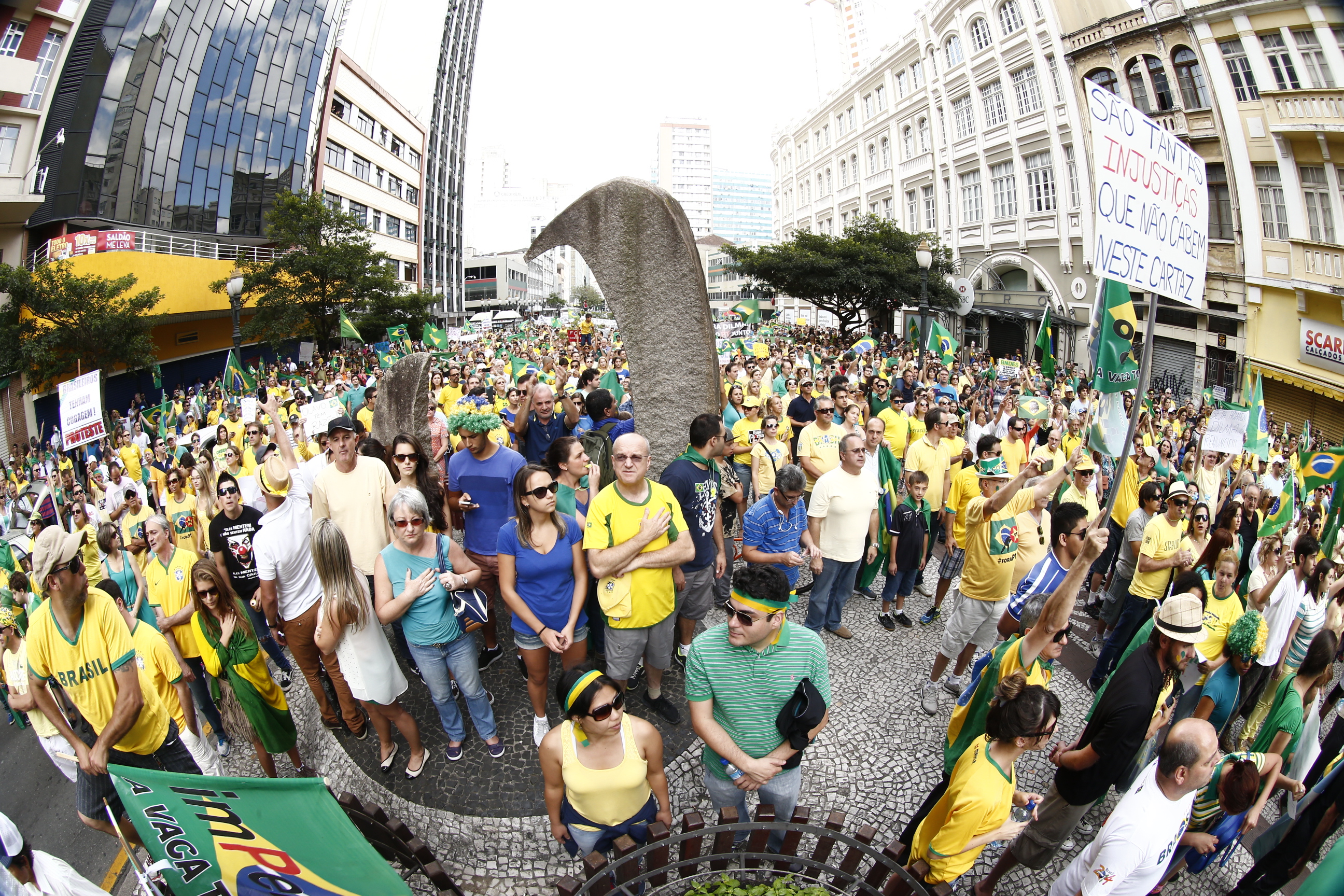 Segunda manifestação contra o governo Dilma reuniu bem menos pessoas em Curitiba. | Hugo Harada/Gazeta do Povo