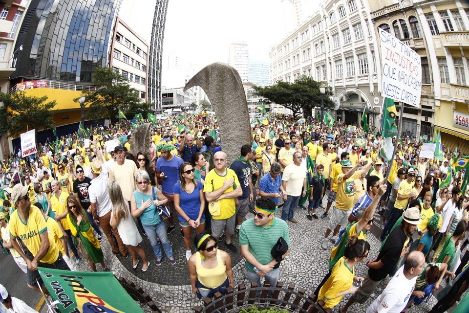 Segunda manifestação contra o governo Dilma reuniu bem menos pessoas em Curitiba. | Hugo Harada/Gazeta do Povo