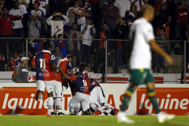 Jogadores do Paraná comemoram o gol de Rafael Costa diante do Sampaio Corrêa. | Albari Rosa/Gazeta do Povo