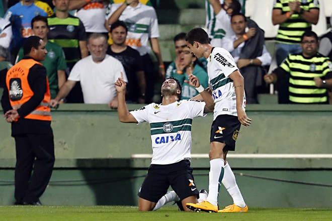 Henrique agradece de joelhos pelo gol marcado contra o Palmeiras, que traz algum alívio ao Coritiba na briga contra o rebaixamento. | Albari Rosa/Gazeta do Povo