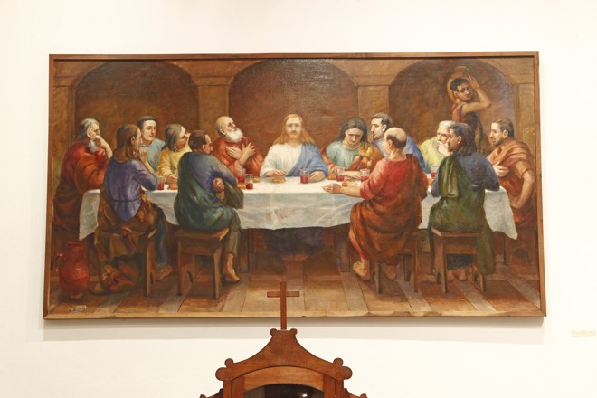 SANTA CEIA - O quadro de 1941, do pintor paranaense Theodoro de Bona, traz a famosa Santa Ceia com figuras em semblantes serenos. Ângela destaca a horizontalidade da obra: somente uma pessoa está em pé, destoando do restante. Observe o homem de roupa preta, com um semblante mais sério: segundo Ângela, acredita-se que seja Judas. | Antônio More/Gazeta do Povo