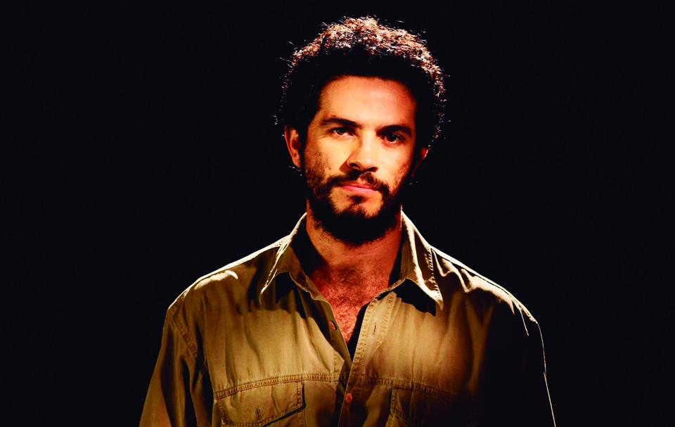 Vinicius de Oliveira, o menino de “Central do Brasil” (1997), é o protagonista de “Santo Forte”. | Divulgação