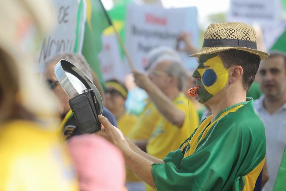 Manifestante bate panela contra o governo federal em Maringá: indignação. | Ivan Amorim/Gazeta do Povo