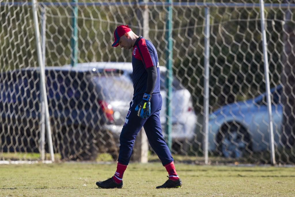 Marcos tem a sombra de Felipe Alves no gol do Paraná. | Brunno Covello/Gazeta do Povo