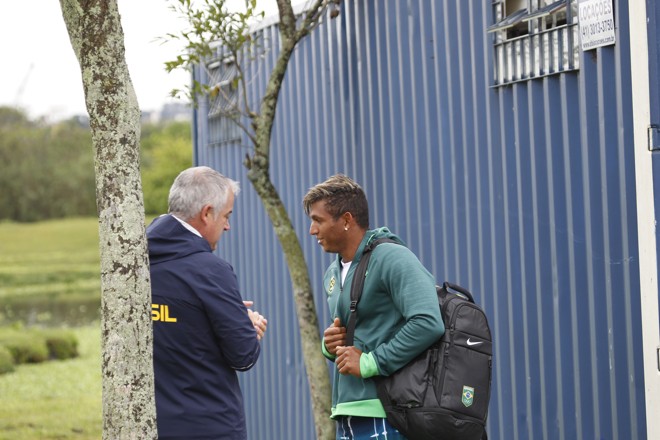 Técnico Jesús Morlán orienta Isaquias Queiroz antes do treino em Curitiba. | Jonathan Campos/Gazeta do Povo