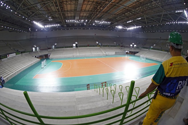 Arena do Futuro, que receberá a disputa do handebol e será desmontada após os Jogos para se transformar em quatro escolas com 16 salas para atender 500 alunos cada, fica pronta mês que vem. | Albari Rosa/Gazeta do Povo