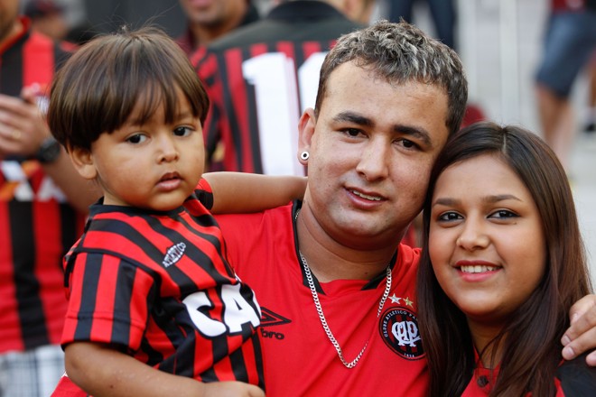 Dia dos pais também é comemorado na Arena com o jogo entre Atletico PR X Sport. | Daniel Castellano/Gazeta do Povo