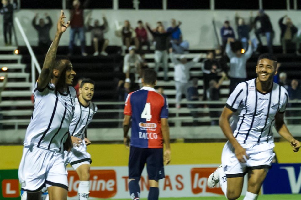 Enquanto os jogadores do Bragantino comemoram, o paranista Luciano Castán caminha de cabeça baixa. | Fábio Moraes/Futura Press/Folhapress