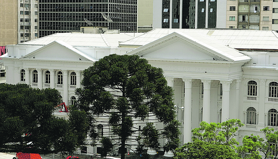 Prédio da UFPR na Praça Santos Andrade: investigações devem ser concluídas no próximo mês. | Henry Milleo/ Gazeta do Povo