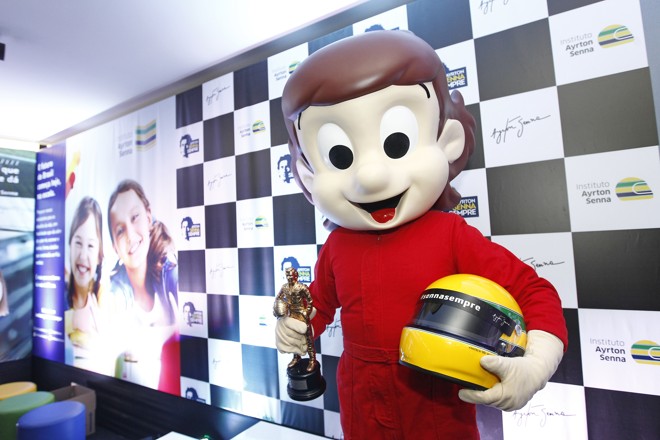 Seninha com o pessoal do PlayStation em lançamento do Gran Turismo 6 e os simuladores. | Antônio More/Gazeta do Povo