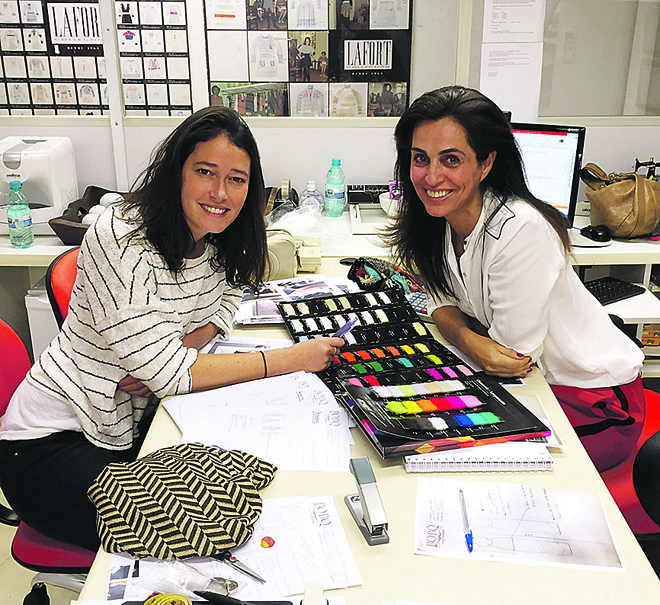 A estilista Maria Monjardim Matarazzo (à esq.), da Bo.Bô, se reuniu com a diretora de estilo da curitibana Lafort, Irit Czerny, nesta semana, na fábrica do Rebouças. Maria, que é filha do cineasta Jayme Monjardim, veio desenvolver as coleções de tricô da badalada marca feminina. Foto: Luisa Favad. | 