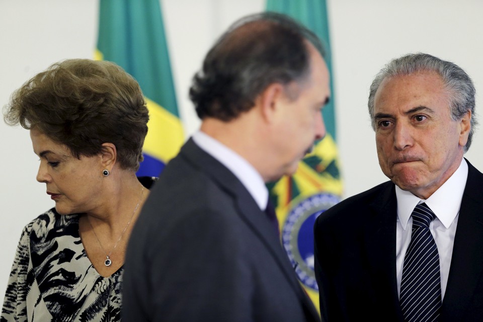 Dilma, Temer (ao fundo) e Mercadante: ministro deve sair da Casa Civil. | Ueslei Marcelino/Reuters