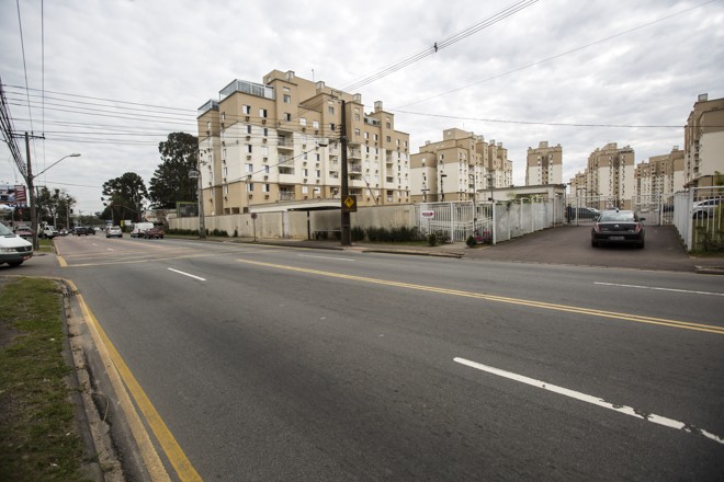 Grandes condomínios no início da rua, no bairro Xaxim. | Brunno Covello/Gazeta do Povo