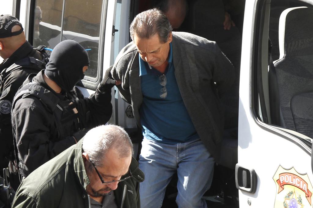 Luiz Eduardo de Oliveira e Silva, irmão de Dirceu, no IML em Curitiba. | Aniele Nascimento/Gazeta do Povo