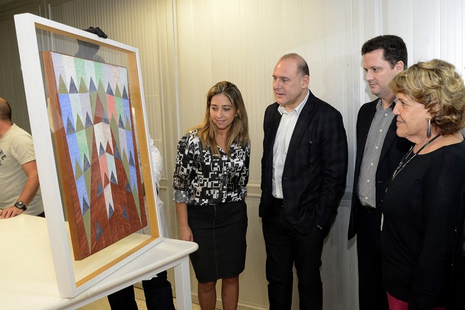 A diretora presidente do Museu Oscar Niemeyer, Juliana Vosnika (à esq.), o secretário da Cultura, João Luiz Fiani (camisa branca), o delegado da Polícia Federal Igor Romario de Paula e a diretora artística do MON, Estela Sandrini, observam um quadro de Alfredo Volpi, uma das 22 obras apreendidas na 17ª fase da Operação Lava Jato, que chegaram ao museu ontem | Foto: Kraw Penas/SEEC