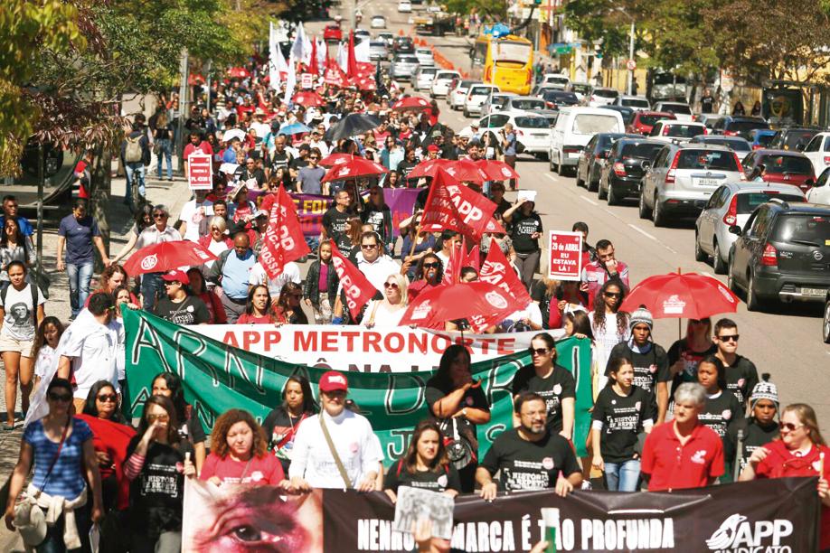 Professores protestaram contra mudanças na eleição de diretores. | Marcelo Andrade/Gazeta do Povo