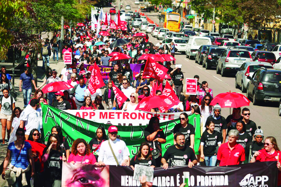 Professores protestaram contra mudanças  na eleição de diretores. | Marcelo Andrade/Gazeta do Povo